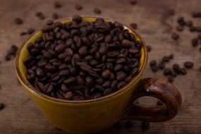 咖啡杯装满咖啡豆图片